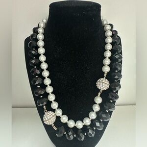 Elegant Black and White Pearl Necklace with Magnetic Closures